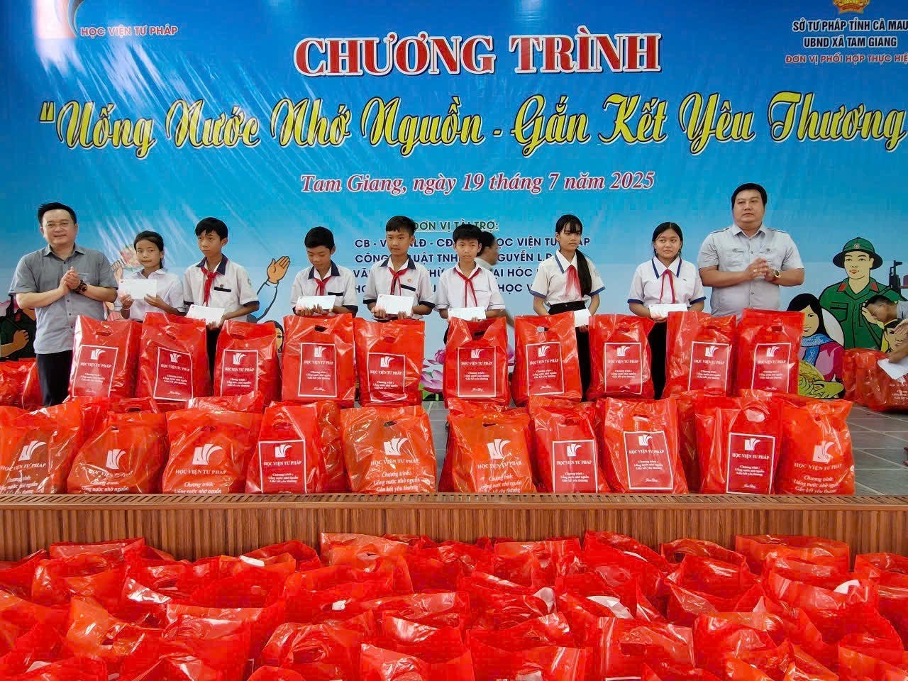 Tặng qu&agrave; cho học sinh ngh&egrave;o, vượt kh&oacute;, hiếu học tại C&agrave; Mau