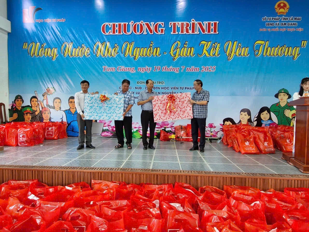 Đại diện l&atilde;nh đạo Học viện tư ph&aacute;p - cơ sở TPHCM tặng qu&agrave; cho c&aacute;c gia đ&igrave;nh ch&iacute;nh s&aacute;ch