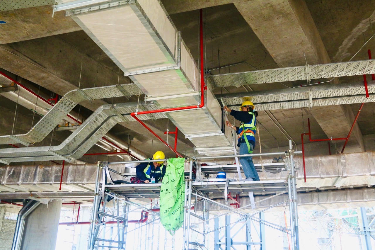 H&agrave;ng chục ngh&igrave;n kỹ sư, c&ocirc;ng nh&acirc;n căng m&igrave;nh thi c&ocirc;ng, bất kể ng&agrave;y đ&ecirc;m.