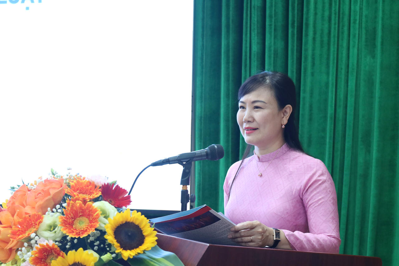 NGƯT.PGS.TS Nguyễn Minh Hằng, Ph&oacute; Gi&aacute;m đốc Học vi&ecirc;̣n Tư pháp phát bi&ecirc;̉u khai mạc.