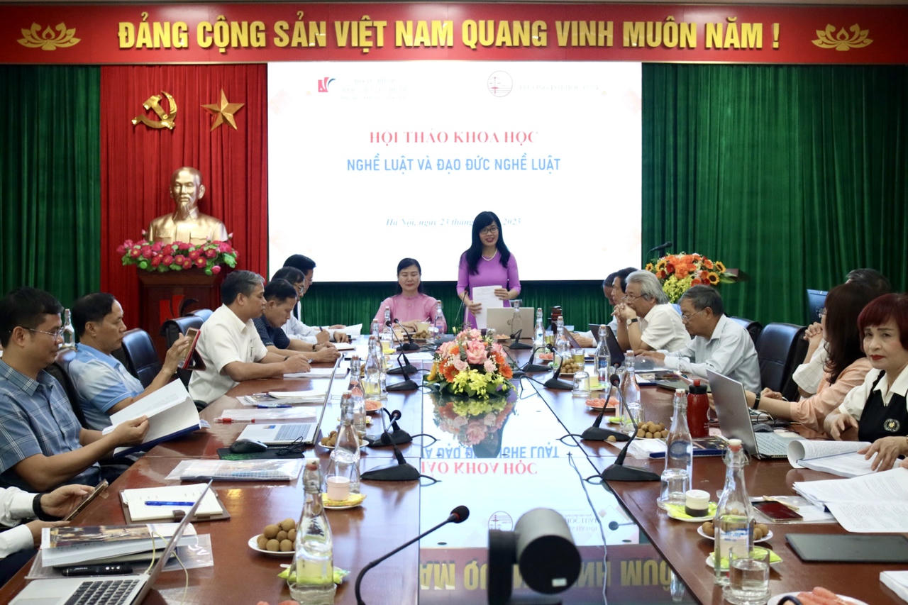 PGS.TS. Nguyễn Ho&agrave;ng Anh, Ph&oacute; Hiệu trưởng Trường Đại học Luật, ĐHQGHN phát bi&ecirc;̉u.