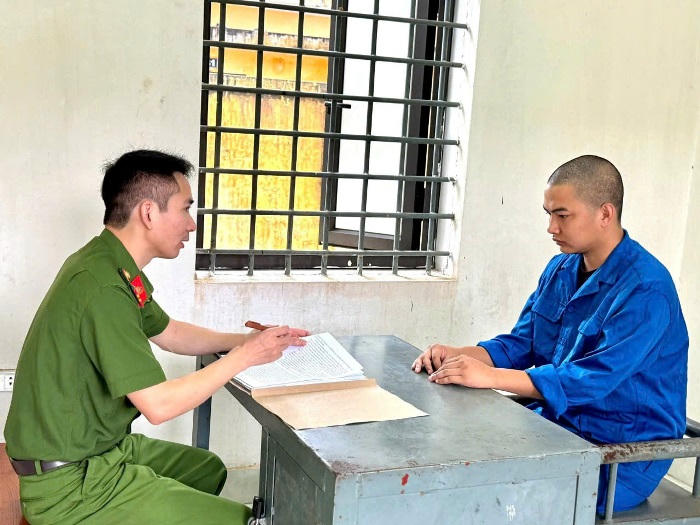 CQ CSĐT lấy l&agrave;i khai của đối tượng Nguyễn Quang Mạnh (Ảnh: C&ocirc;ng an Ph&uacute; Thọ)