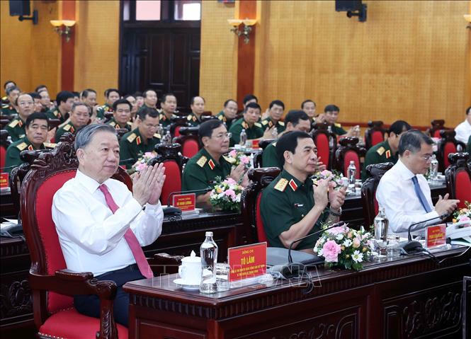 Tổng B&iacute; thư T&ocirc; L&acirc;m v&agrave; c&aacute;c đại biểu tham dự buổi l&agrave;m việc với Tổng cục Ch&iacute;nh trị Qu&acirc;n đội nh&acirc;n d&acirc;n Việt Nam. Ảnh: Thống Nhất/TTXVN