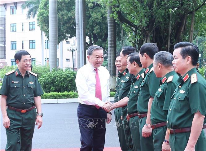 L&atilde;nh đạo Bộ Quốc ph&ograve;ng, Tổng cục Ch&iacute;nh trị Qu&acirc;n đội nh&acirc;n d&acirc;n Việt Nam đ&oacute;n Tổng B&iacute; thư T&ocirc; L&acirc;m. Ảnh: Thống Nhất/TTXVN
