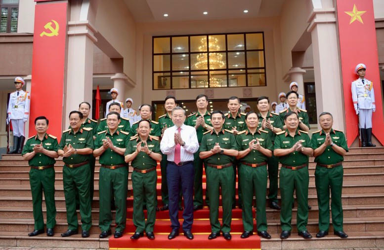 Tổng B&iacute; thư T&ocirc; L&acirc;m, B&iacute; thư Qu&acirc;n ủy Trung ương c&ugrave;ng c&aacute;c đồng ch&iacute; l&atilde;nh đạo Qu&acirc;n ủy Trung ương, Bộ Quốc ph&ograve;ng, Tổng cục Ch&iacute;nh trị QĐND Việt Nam.