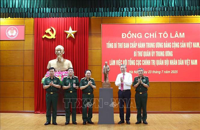 Tổng B&iacute; thư T&ocirc; L&acirc;m tặng bức tượng B&aacute;c Hồ cho Tổng cục Ch&iacute;nh trị Qu&acirc;n đội nh&acirc;n d&acirc;n Việt Nam. Ảnh: Thống Nhất/TTXVN