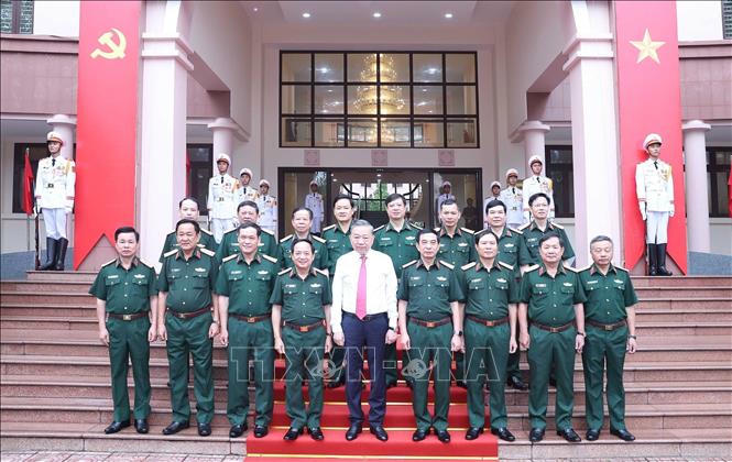 Tổng B&iacute; thư T&ocirc; L&acirc;m c&ugrave;ng c&aacute;c l&atilde;nh đạo Qu&acirc;n ủy Trung ương, Bộ Quốc ph&ograve;ng, Tổng cục Ch&iacute;nh trị Qu&acirc;n đội nh&acirc;n d&acirc;n Việt Nam. Ảnh: Thống Nhất/TTXVN