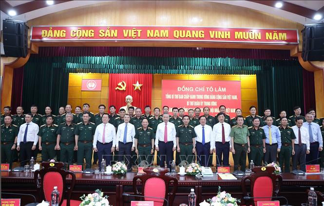 Tổng B&iacute; thư T&ocirc; L&acirc;m v&agrave; c&aacute;c đại biểu chụp ảnh chung. Ảnh: Thống Nhất/TTXVN