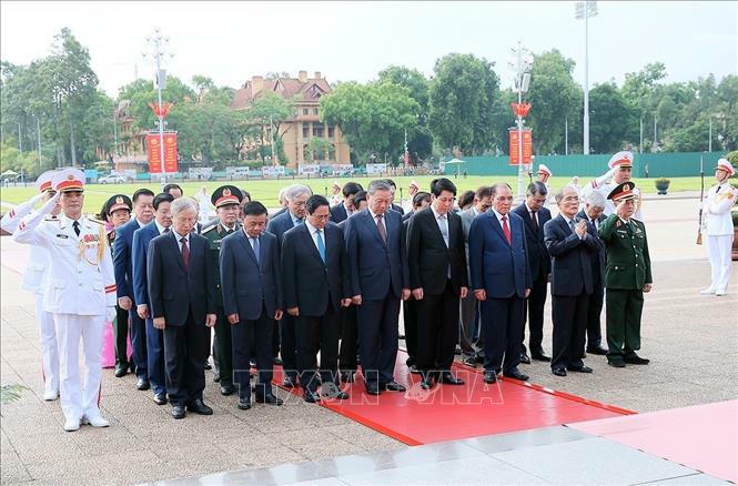L&atilde;nh đạo Đảng, Nh&agrave; nước đặt v&ograve;ng hoa v&agrave; v&agrave;o Lăng viếng Chủ tịch Hồ Ch&iacute; Minh. Ảnh: An Đăng/TTXVN
