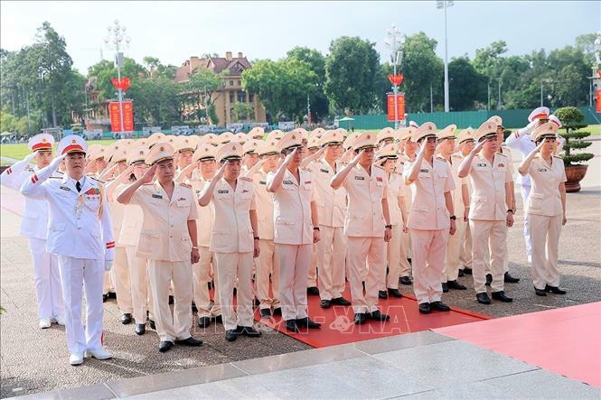 Đo&agrave;n đại biểu Đảng ủy C&ocirc;ng an Trung ương - Bộ C&ocirc;ng an đặt v&ograve;ng hoa tưởng niệm Chủ tịch Hồ Ch&iacute; Minh. Ảnh: An Đăng/TTXVN