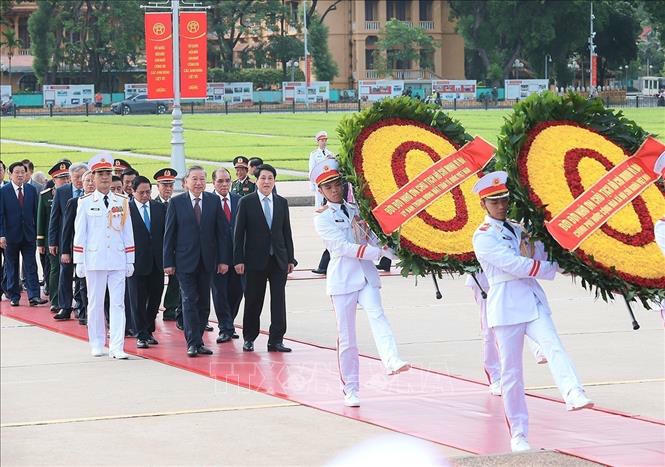 L&atilde;nh đạo Đảng, Nh&agrave; nước đến đặt v&ograve;ng hoa v&agrave; v&agrave;o Lăng viếng Chủ tịch Hồ Ch&iacute; Minh. Ảnh: An Đăng/TTXVN