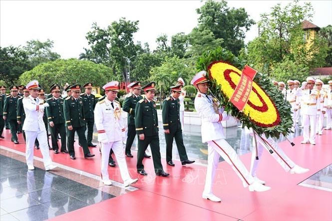 Đoàn đại biểu Qu&acirc;n ủy Trung ương v&agrave; B&ocirc;̣ Qu&ocirc;́c phòng đặt v&ograve;ng hoa tưởng niệm c&aacute;c Anh h&ugrave;ng liệt sĩ. Ảnh: Minh Đức/TTXVN