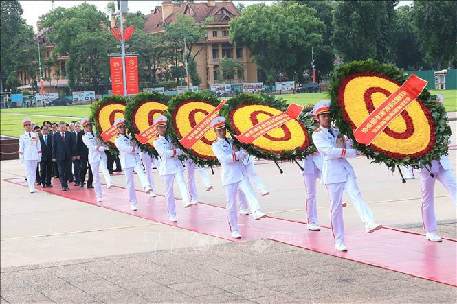 L&atilde;nh đạo Đảng, Nh&agrave; nước đặt v&ograve;ng hoa v&agrave; v&agrave;o Lăng viếng Chủ tịch Hồ Ch&iacute; Minh. Ảnh: An Đăng/TTXVN