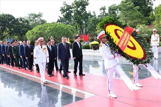 C&aacute;c đồng ch&iacute; l&atilde;nh đạo, nguy&ecirc;n l&atilde;nh đạo Đảng, Nh&agrave; nước đặt v&ograve;ng hoa tại Đ&agrave;i tưởng niệm c&aacute;c Anh h&ugrave;ng liệt sĩ tr&ecirc;n đường Bắc Sơn (Ba Đ&igrave;nh, H&agrave; Nội). Ảnh: Minh Đức/TTXVN