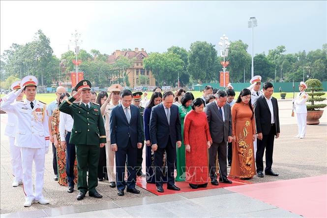 Đo&agrave;n đại biểu Th&agrave;nh ủy, HĐND, UBND, Ủy ban MTTQ Việt Nam th&agrave;nh phố H&agrave; Nội đặt v&ograve;ng hoa tưởng niệm Chủ tịch Hồ Ch&iacute; Minh. Ảnh: An Đăng/TTXVN