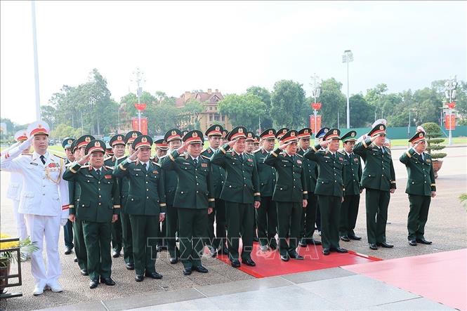 Đo&agrave;n đại biểu Qu&acirc;n ủy Trung ương - Bộ Quốc ph&ograve;ng đặt v&ograve;ng hoa tưởng niệm Chủ tịch Hồ Ch&iacute; Minh. Ảnh: An Đăng/TTXVN