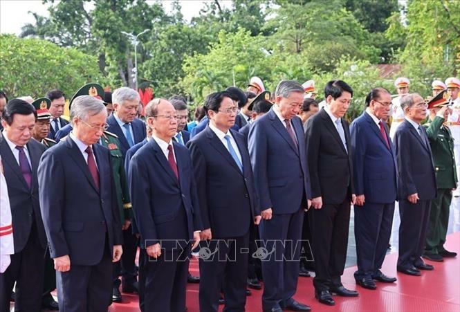 C&aacute;c đồng ch&iacute; l&atilde;nh đạo, nguy&ecirc;n l&atilde;nh đạo Đảng, Nh&agrave; nước d&acirc;ng hương tại Đ&agrave;i tưởng niệm c&aacute;c Anh h&ugrave;ng liệt sĩ tr&ecirc;n đường Bắc Sơn (Ba Đ&igrave;nh, H&agrave; Nội). Ảnh: Minh Đức/TTXVN