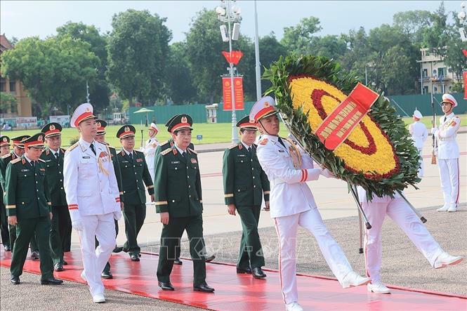 Đo&agrave;n đại biểu Qu&acirc;n ủy Trung ương - Bộ Quốc ph&ograve;ng đặt v&ograve;ng hoa tưởng niệm Chủ tịch Hồ Ch&iacute; Minh. Ảnh: An Đăng/TTXVN