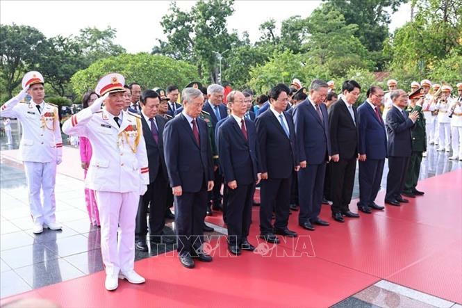 C&aacute;c đồng ch&iacute; l&atilde;nh đạo, nguy&ecirc;n l&atilde;nh đạo Đảng, Nh&agrave; nước d&acirc;ng hương tại Đ&agrave;i tưởng niệm c&aacute;c Anh h&ugrave;ng liệt sĩ tr&ecirc;n đường Bắc Sơn (Ba Đ&igrave;nh, H&agrave; Nội). Ảnh: Minh Đức/TTXVN