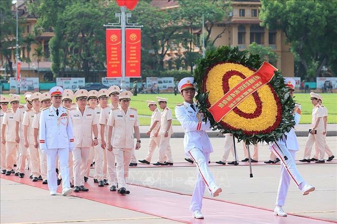 Đo&agrave;n đại biểu Đảng ủy C&ocirc;ng an Trung ương - Bộ C&ocirc;ng an đặt v&ograve;ng hoa tưởng niệm Chủ tịch Hồ Ch&iacute; Minh. Ảnh: An Đăng/TTXVN