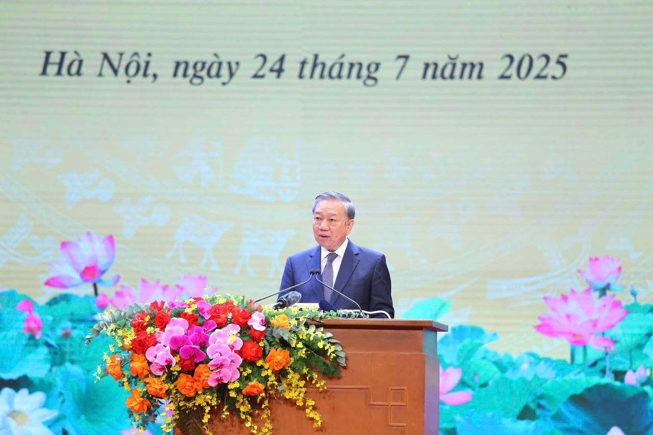 Tổng B&iacute; thư T&ocirc; L&acirc;m ph&aacute;t biểu tại sự kiện Gặp mặt người c&oacute; c&ocirc;ng, nh&acirc;n chứng lịch sử ti&ecirc;u biểu.