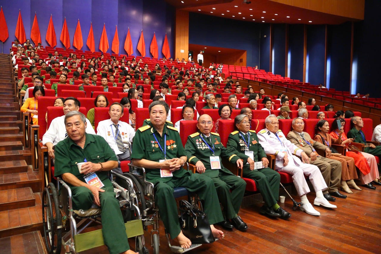 250 người c&oacute; c&ocirc;ng, nh&acirc;n chứng lịch sử ti&ecirc;u biểu tham dự chương tr&igrave;nh.