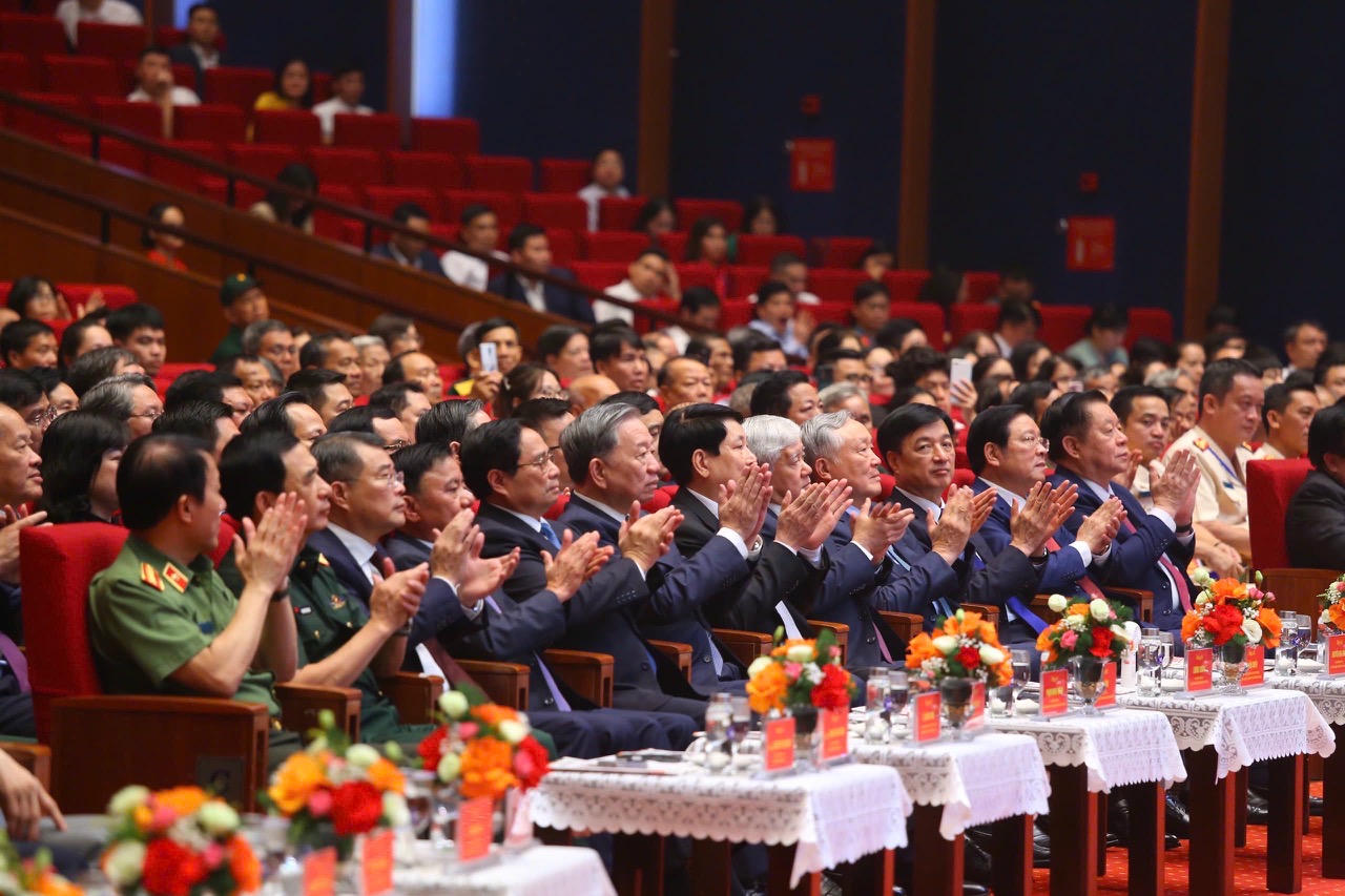 L&atilde;nh đạo Đảng, Nh&agrave; nước tham dự Gặp mặt người c&oacute; c&ocirc;ng, nh&acirc;n chứng lịch sử ti&ecirc;u biểu.