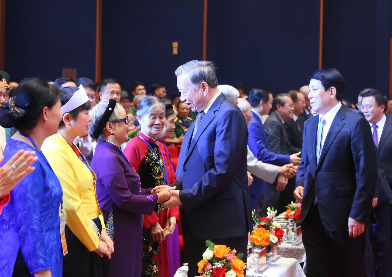 Tổng B&iacute; thư T&ocirc; L&acirc;m, Chủ tịch nước Lương Cường thăm hỏi người c&oacute; c&ocirc;ng, nh&acirc;n chứng lịch sử ti&ecirc;u biểu.