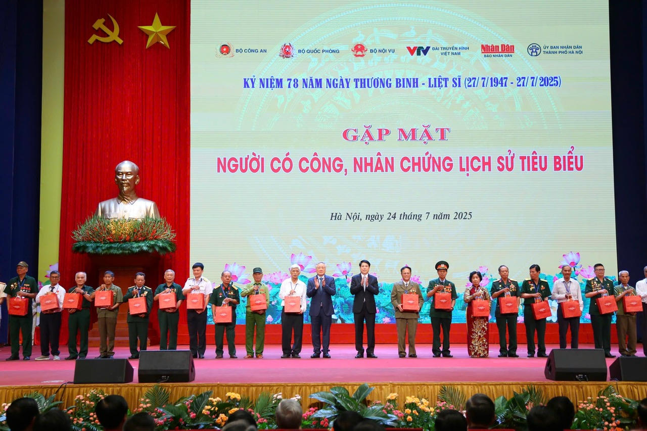 L&atilde;nh đạo Đảng, Nh&agrave; nước, Ch&iacute;nh phủ, Mặt trận Tổ quốc... tặng qu&agrave; người c&oacute; c&ocirc;ng, nh&acirc;n chứng lịch sử ti&ecirc;u biểu.