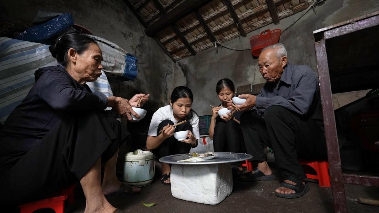 &Ocirc;ng H&agrave; Văn Duy&ecirc;n d&ugrave; tuổi cao vẫn l&agrave; điểm tựa cho ba thế hệ trong gia đ&igrave;nh.