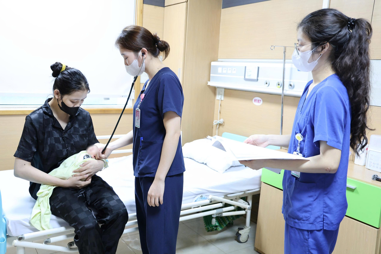 Bệnh nhi được kh&aacute;m lại trước khi xuất viện. Ảnh: BVCC