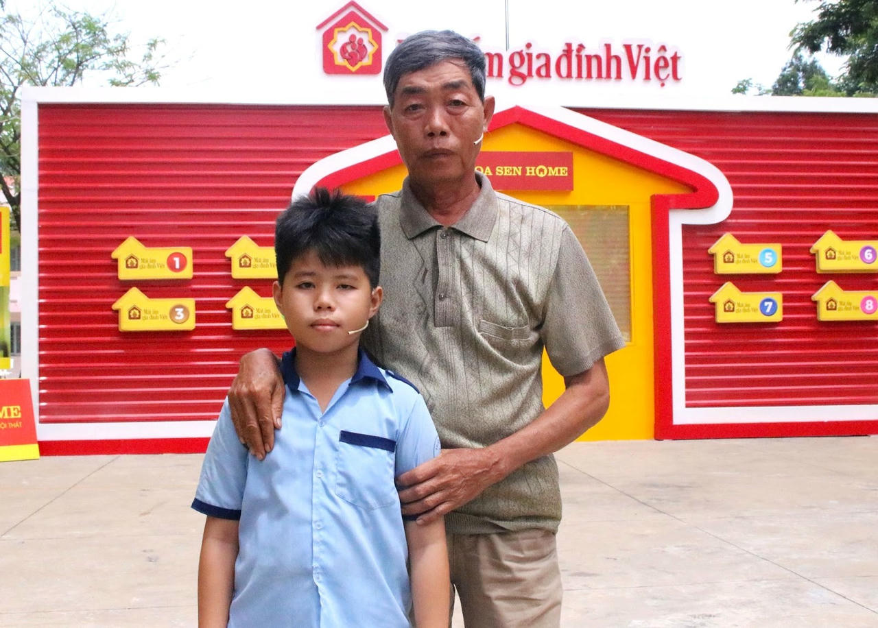 Gia Kh&aacute;nh v&agrave; người &ocirc;ng tại tập 107 chương tr&igrave;nh M&aacute;i ấm gia đ&igrave;nh Việt.