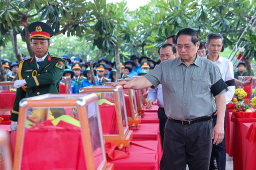 Thủ tướng Phạm Minh Ch&iacute;nh c&ugrave;ng đo&agrave;n c&ocirc;ng t&aacute;c dự lễ viếng, lễ truy điệu v&agrave; an t&aacute;ng h&agrave;i cốt liệt sĩ tại Nghĩa trang liệt sĩ Dốc B&agrave; Đắc ng&agrave;y 21/7/2025.  (Nguồn: VGP/Nhật Bắc)