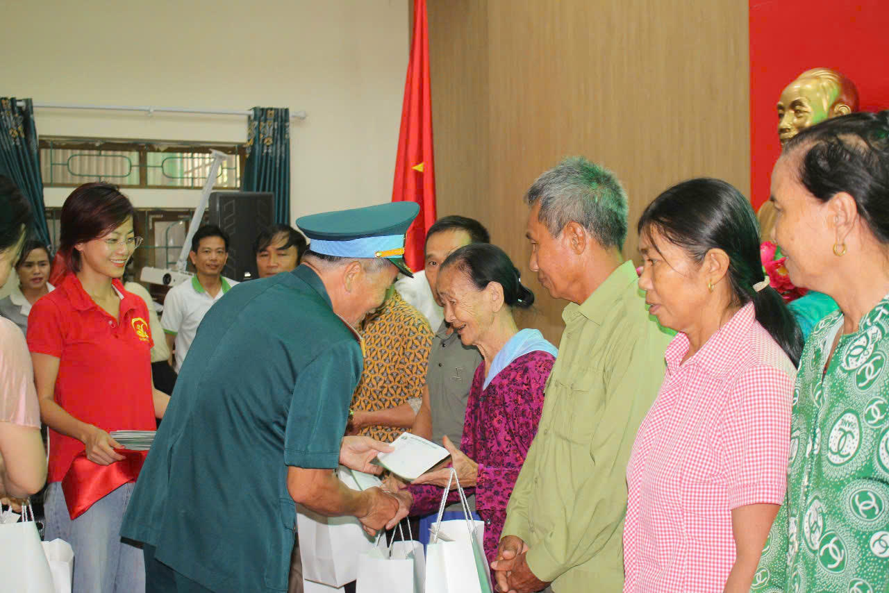 Anh h&ugrave;ng lực lượng vũ trang nh&acirc;n d&acirc;n, Đại t&aacute; &Acirc;u Văn H&ugrave;ng tr&acirc;n trọng trao c&aacute;c phần qu&agrave; cho c&aacute;c gia đ&igrave;nh ch&iacute;nh s&aacute;ch, người c&oacute; c&ocirc;ng.