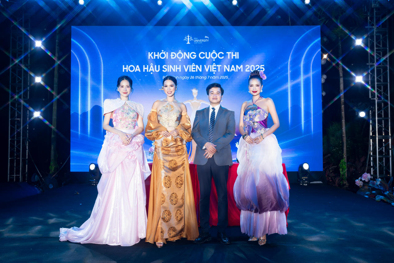 Đại diện Ban tổ chức, Host v&agrave; 2 mentor trong buổi lễ khởi động.