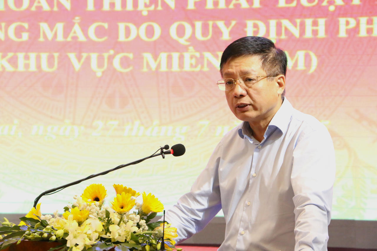 Thứ trưởng Bộ T&agrave;i ch&iacute;nh Hồ Sỹ H&ugrave;ng tr&igrave;nh b&agrave;y tham luận tại hội nghị.