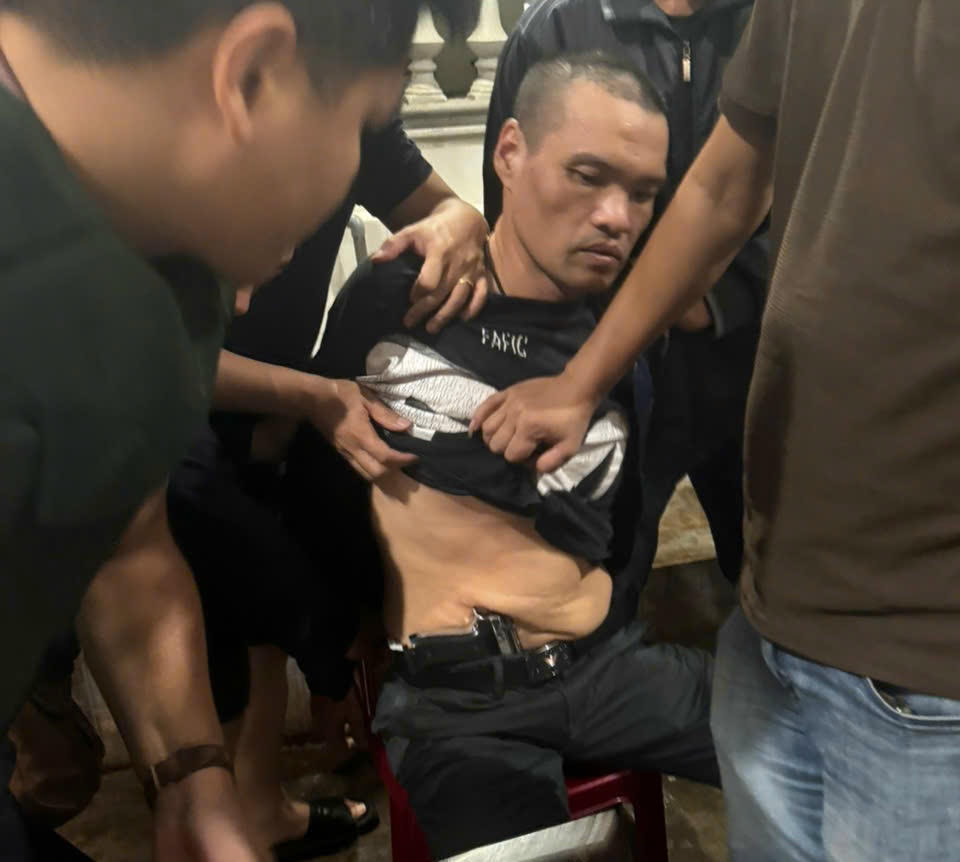 Trần Hải Quỳnh bị bắt giữ c&ugrave;ng với tang vật l&agrave; khẩu s&uacute;ng qu&acirc;n dụng giấu ở thắt lưng (Ảnh: CAQT)