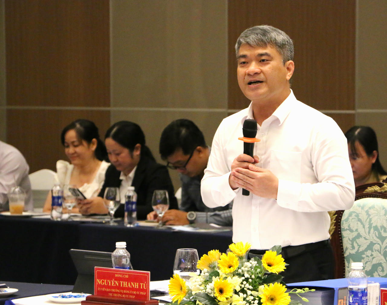 Thứ trưởng Bộ Tư ph&aacute;p Nguyễn Thanh T&uacute; trao đổi tại hội thảo.