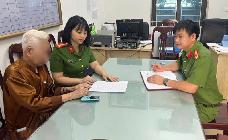 C&ocirc;ng an phường N&ocirc;ng Trang giải th&iacute;ch, tuy&ecirc;n truyền cho &ocirc;ng T.Q.H về thủ đoạn  giả danh C&ocirc;ng an để lừa đảo chiếm đoạt t&agrave;i sản (Ảnh: B&aacute;o C&ocirc;ng an nh&acirc;n d&acirc;n)