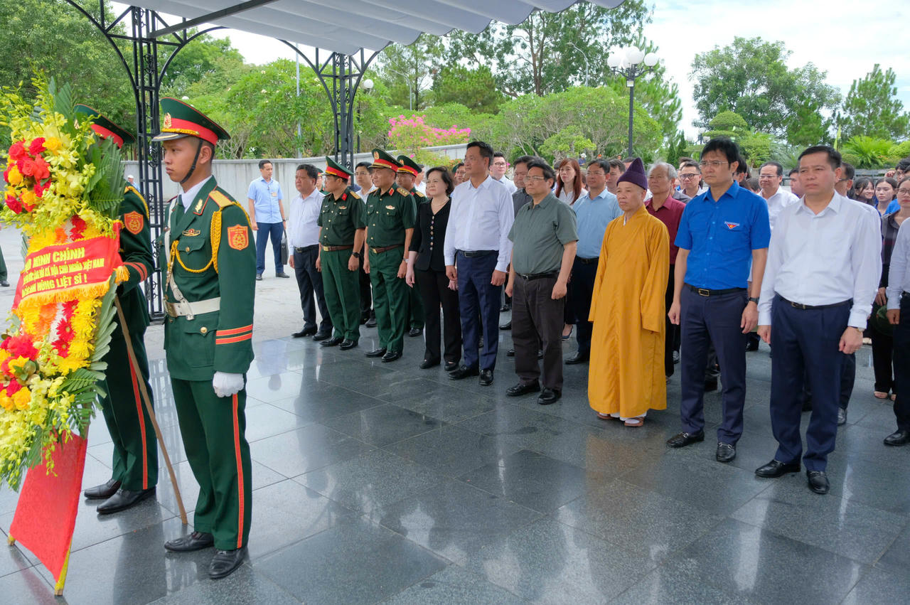 Thủ tướng Ch&iacute;nh phủ Phạm Minh Ch&iacute;nh v&agrave; đo&agrave;n c&ocirc;ng t&aacute;c Ch&iacute;nh phủ c&ugrave;ng l&atilde;nh đạo tỉnh Quảng Trị tri &acirc;n c&aacute;c anh h&ugrave;ng liệt sĩ tại Nghĩa trang liệt sĩ quốc gia Đường 9.
