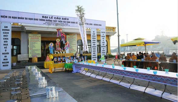 Đại lễ cầu si&ecirc;u tưởng niệm 39 nạn nh&acirc;n vụ tai nạn t&agrave;u tr&ecirc;n Vịnh Hạ Long sẽ được diễn ra tới 21h ng&agrave;y 28/7 theo đ&uacute;ng với c&aacute;c nghi thức Phật gi&aacute;o.