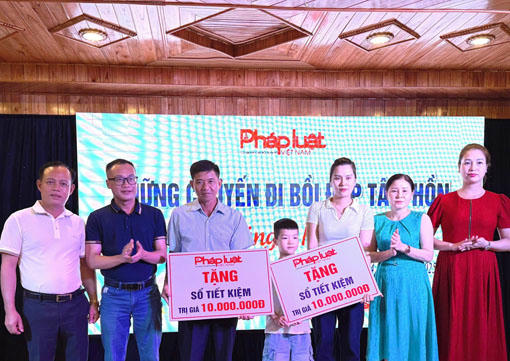 Nh&agrave; b&aacute;o, Ph&oacute; Tổng Bi&ecirc;n tập Trần Ngọc H&agrave; tận tay trao sổ tiết kiệm tới những gia đ&igrave;nh ch&iacute;nh s&aacute;ch, kh&oacute; khăn v&agrave; trao nh&agrave; t&igrave;nh nghĩa cho th&acirc;n nh&acirc;n gia đ&igrave;nh liệt sỹ.