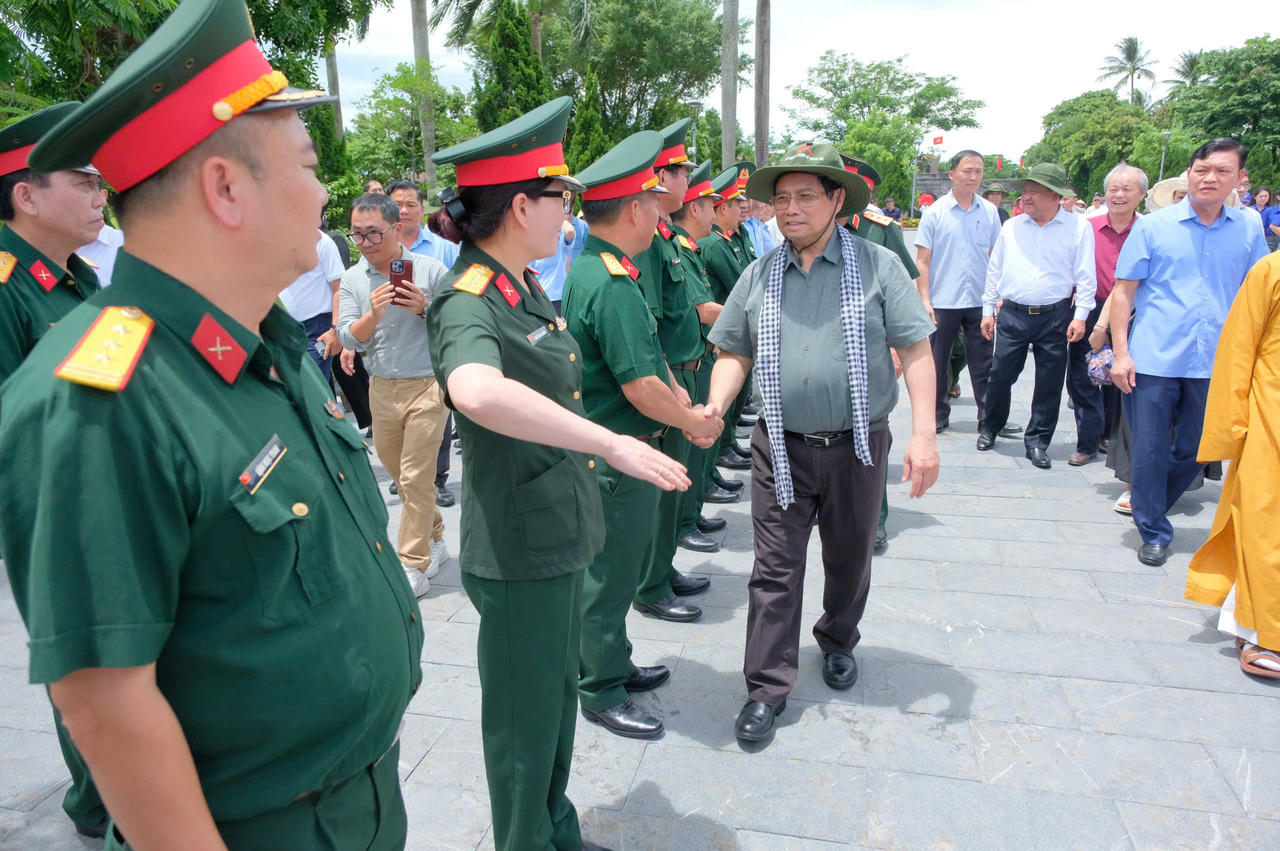 Thủ tướng Ch&iacute;nh phủ Phạm Minh Ch&iacute;nh v&agrave; c&aacute;c th&agrave;nh vi&ecirc;n đo&agrave;n c&ocirc;ng t&aacute;c Ch&iacute;nh phủ c&ugrave;ng l&atilde;nh đạo tỉnh Quảng Trị tại Th&agrave;nh Cổ Quảng Trị.