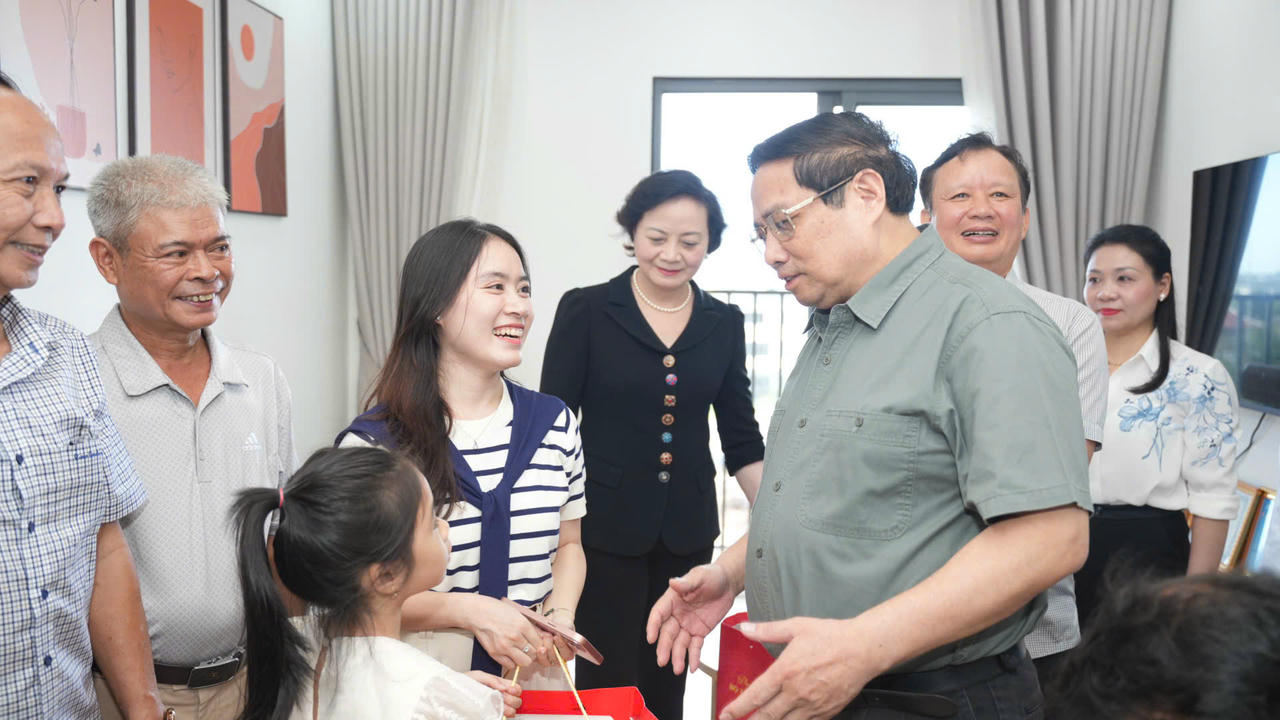 Thủ tướng Ch&iacute;nh phủ Phạm Minh Ch&iacute;nh tr&ograve; chuyện với người d&acirc;n