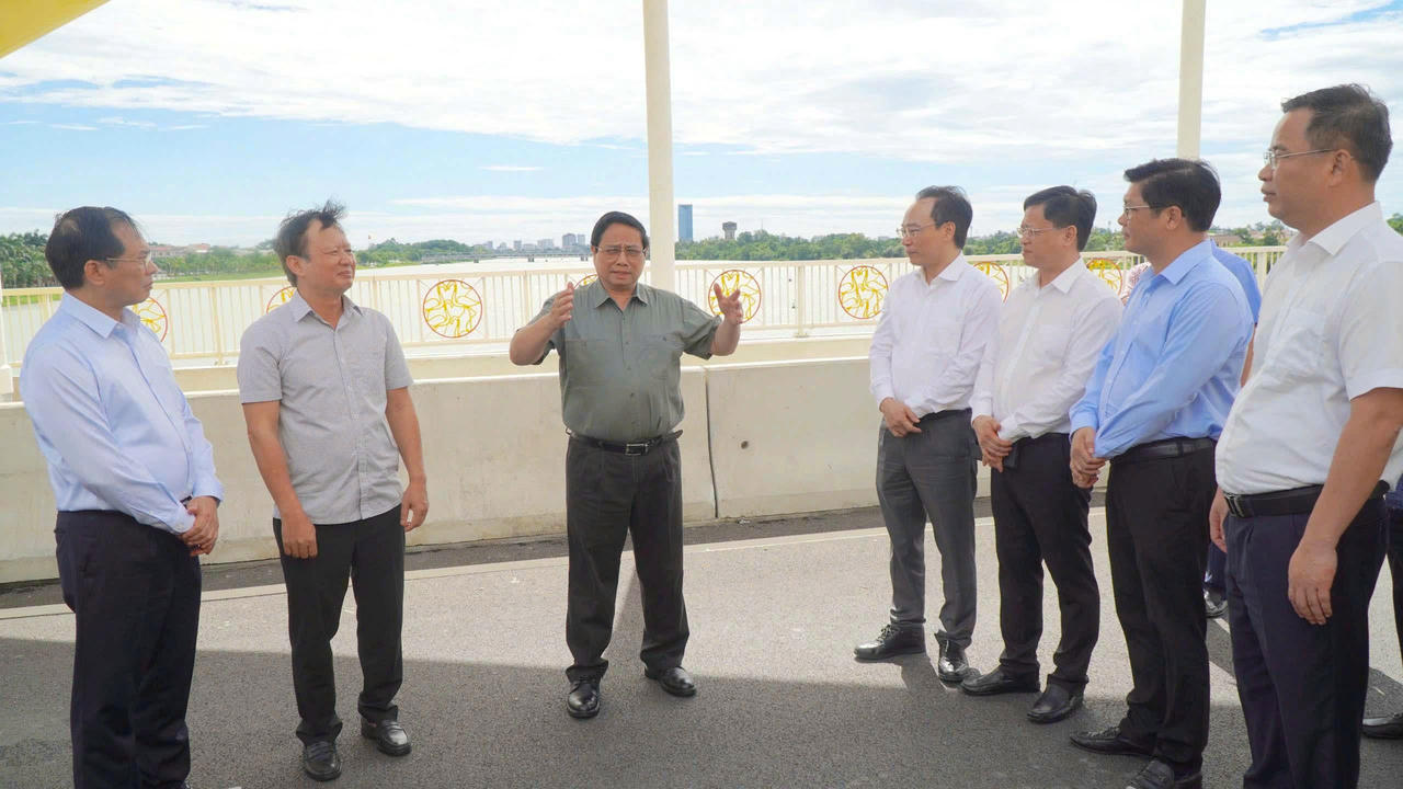 Thủ tướng Ch&iacute;nh phủ Phạm Minh Ch&iacute;nh c&ugrave;ng đo&agrave;n c&ocirc;ng t&aacute;c khảo s&aacute;t tr&ecirc;n cầu Nguyễn Ho&agrave;ng