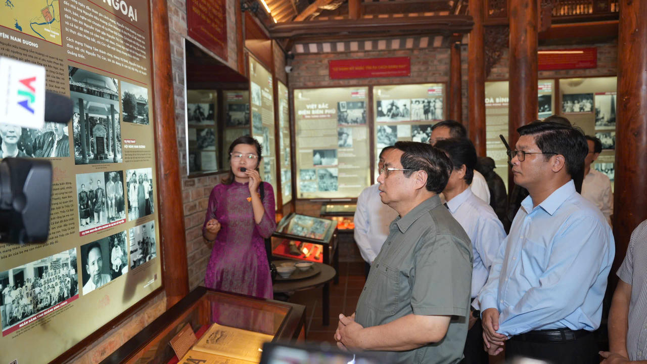Thủ tướng Ch&iacute;nh phủ Phạm Minh Ch&iacute;nh tham quan c&aacute;c tư liệu, hiện vật được trưng b&agrave;y tại Bảo t&agrave;ng Đại tướng Nguyễn Ch&iacute; Thanh