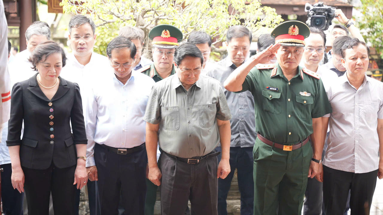 Thủ tướng Ch&iacute;nh phủ Phạm Minh Ch&iacute;nh c&ugrave;ng đo&agrave;n c&ocirc;ng t&aacute;c v&agrave; l&atilde;nh đạo TP Huế d&agrave;nh một ph&uacute;t mặc niệm Đại tướng Nguyễn Ch&iacute; Thanh.