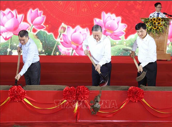 Tổng B&iacute; thư T&ocirc; L&acirc;m v&agrave; c&aacute;c đại biểu thực hiện nghi thức khởi c&ocirc;ng Trường li&ecirc;n cấp Tiểu học,  Trung học Cơ sở x&atilde; Si Pa Ph&igrave;n, tỉnh Điện Bi&ecirc;n.