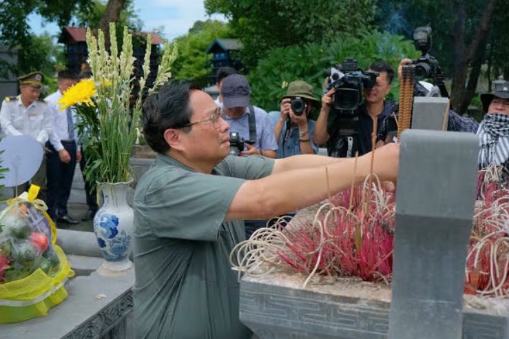 Thủ tướng Phạm Minh Chính dâng hương các địa chỉ đỏ, thăm Mẹ Việt Nam Anh hùng tại Quảng Trị