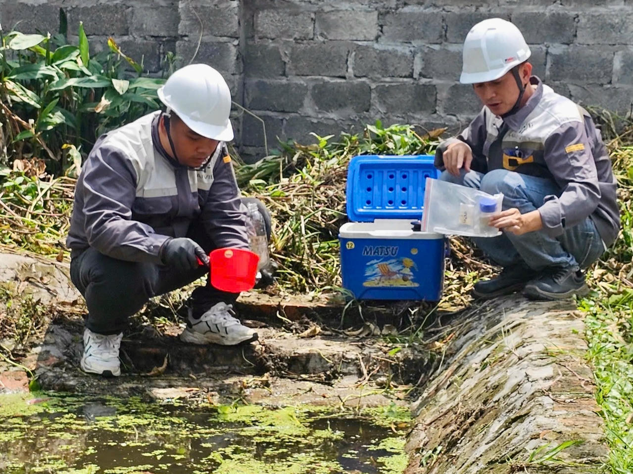 Cơ quan chức năng lấy mẫu nước thải của nh&agrave; m&aacute;y.